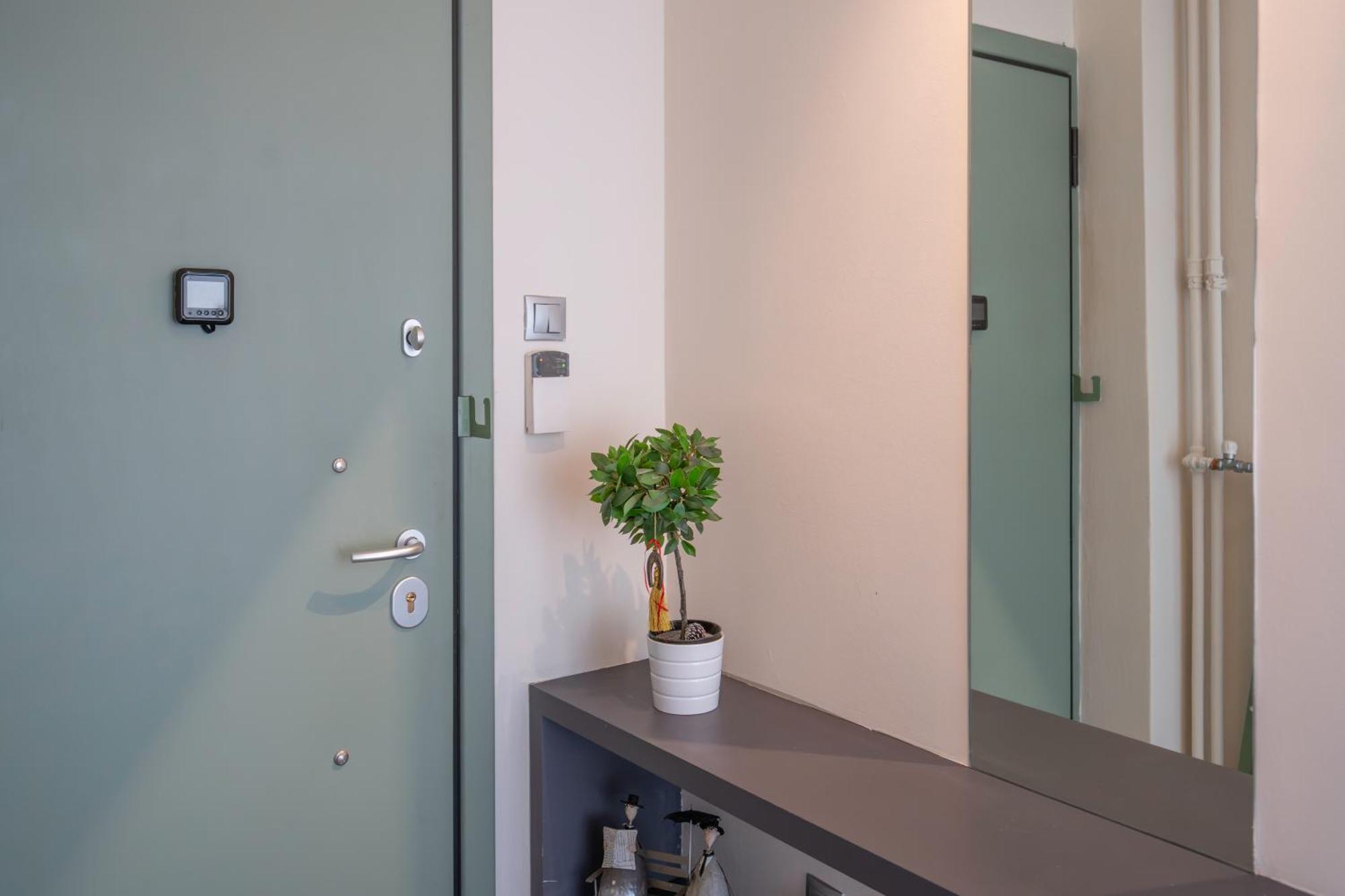 City Oasis: Newly Renovated 2Br Apt In City Center เอเธนส์ ภายนอก รูปภาพ